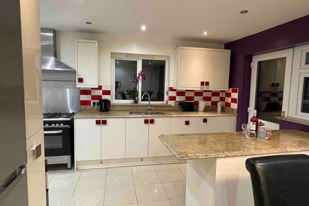 Detached Bungalow II Big Garden II Pet Friendly Βίλα Hednesford Εξωτερικό φωτογραφία