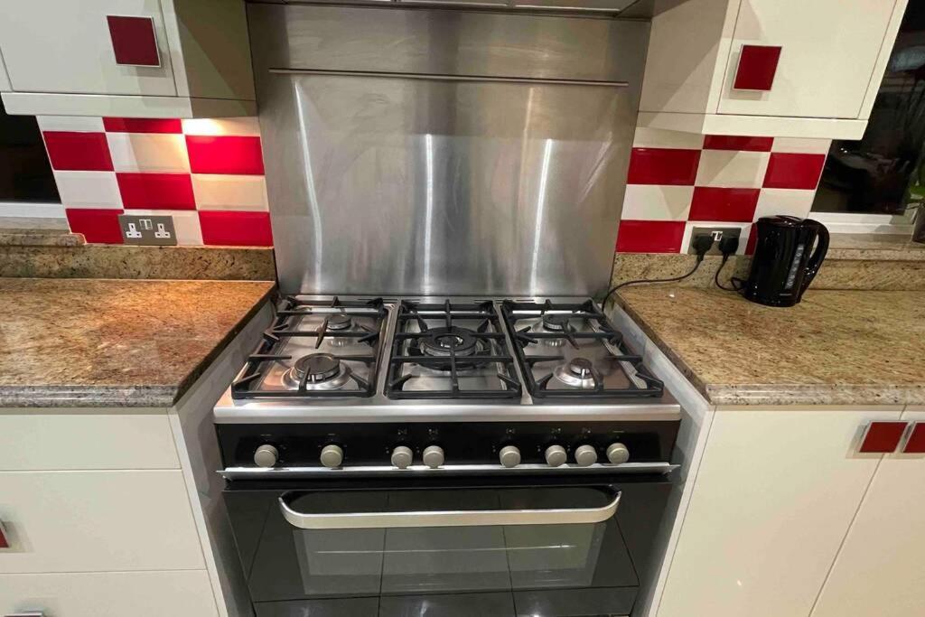 Detached Bungalow II Big Garden II Pet Friendly Βίλα Hednesford Εξωτερικό φωτογραφία