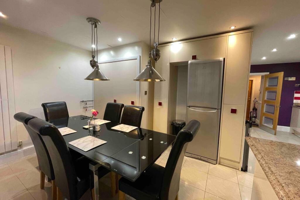 Detached Bungalow II Big Garden II Pet Friendly Βίλα Hednesford Εξωτερικό φωτογραφία