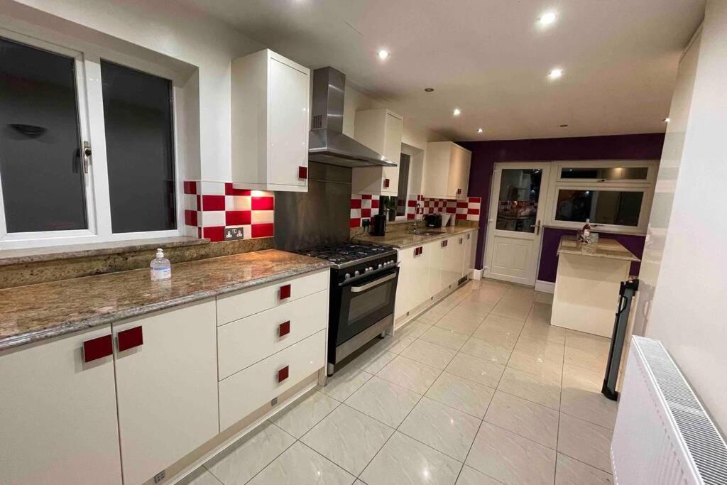 Detached Bungalow II Big Garden II Pet Friendly Βίλα Hednesford Εξωτερικό φωτογραφία
