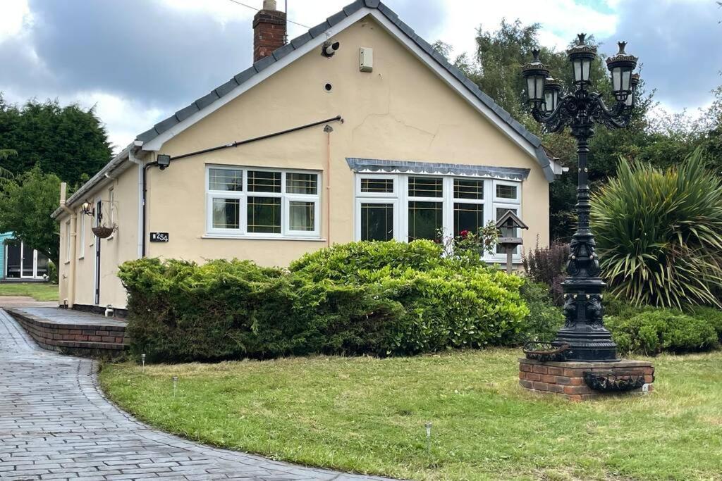 Detached Bungalow II Big Garden II Pet Friendly Βίλα Hednesford Εξωτερικό φωτογραφία