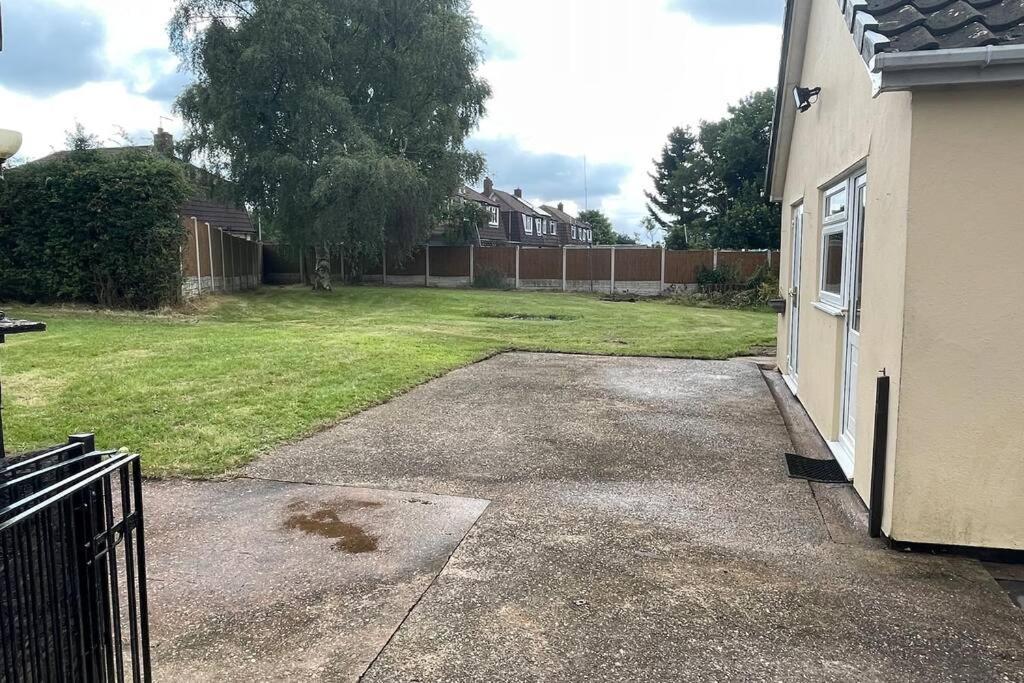 Detached Bungalow II Big Garden II Pet Friendly Βίλα Hednesford Εξωτερικό φωτογραφία
