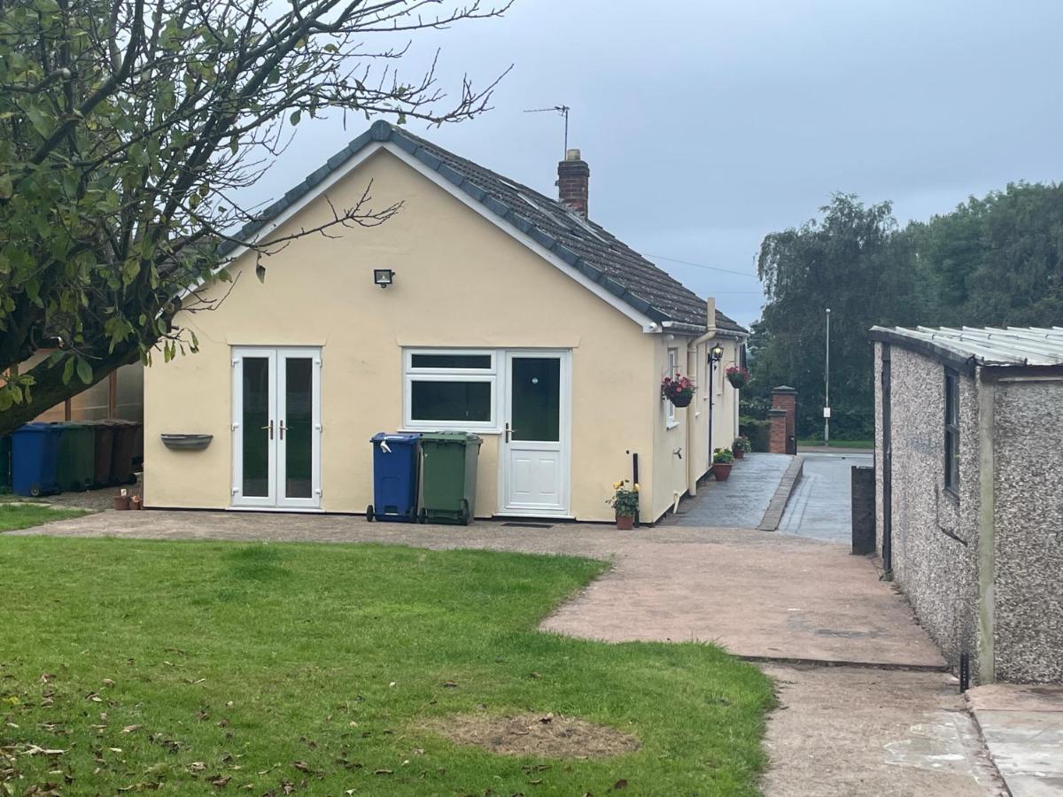 Detached Bungalow II Big Garden II Pet Friendly Βίλα Hednesford Εξωτερικό φωτογραφία