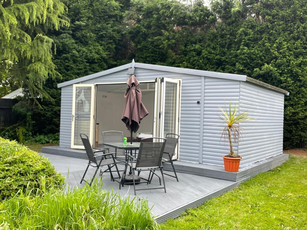Detached Bungalow II Big Garden II Pet Friendly Βίλα Hednesford Εξωτερικό φωτογραφία